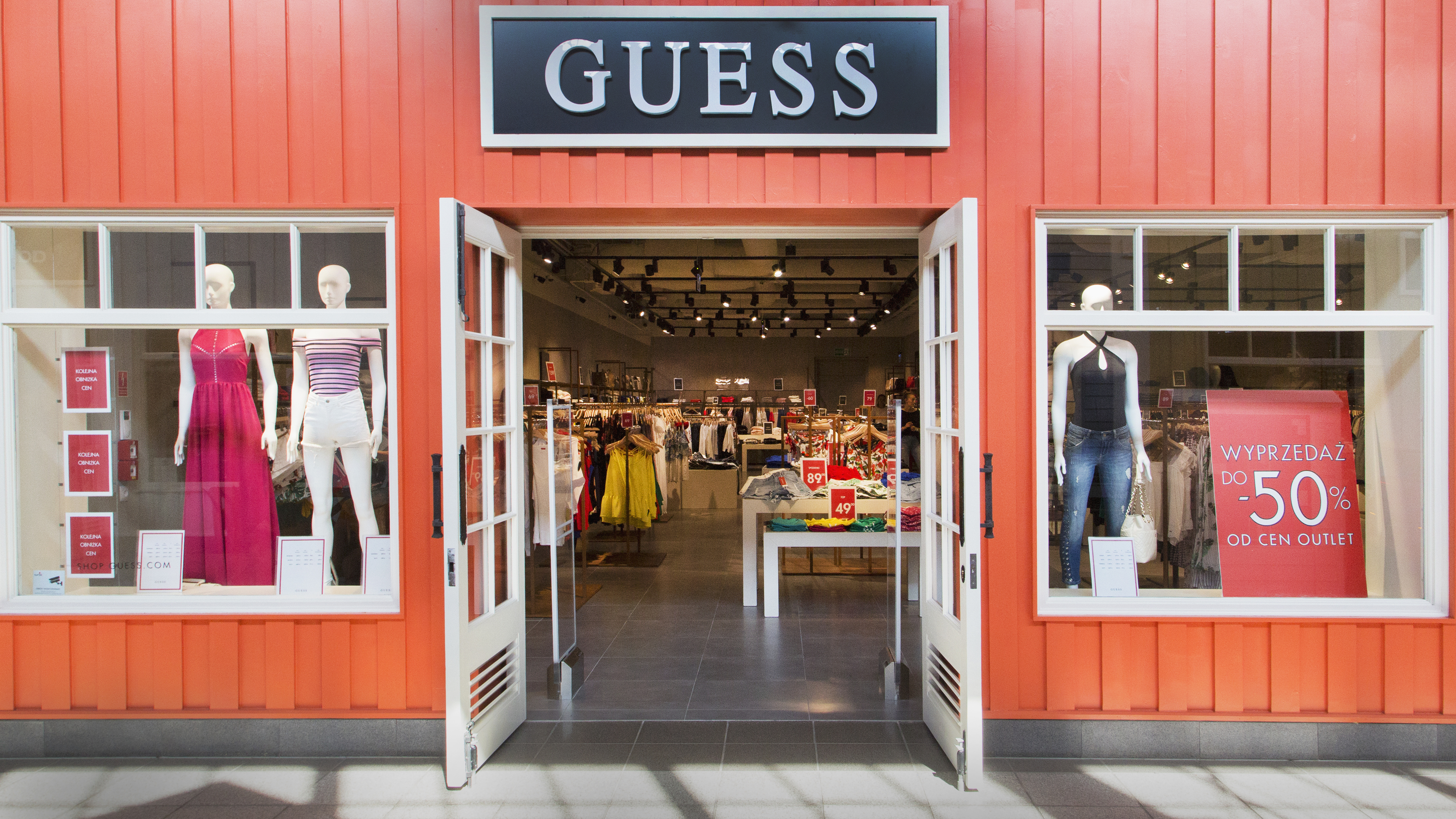 Outlet отзывы. Guess аутлет Внуково. Аутлет дисконт Гесс. Гесс фэшн Хаус аутлет. Guess белая дача аутлет.