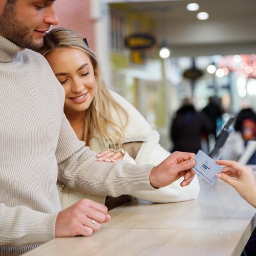 🎅 Karta podarunkowa na zakupy w Designer Outlet Gdańsk to gwarancja idealnego prezentu. 🎁 Dlaczego? Ponieważ pozwala...