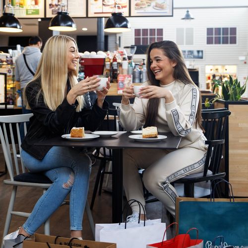 To jest właśnie to, co kochamy najbardziej - modowe przygody 🛍️, które łączą nie tylko styl w świetnych cenach outlet,...